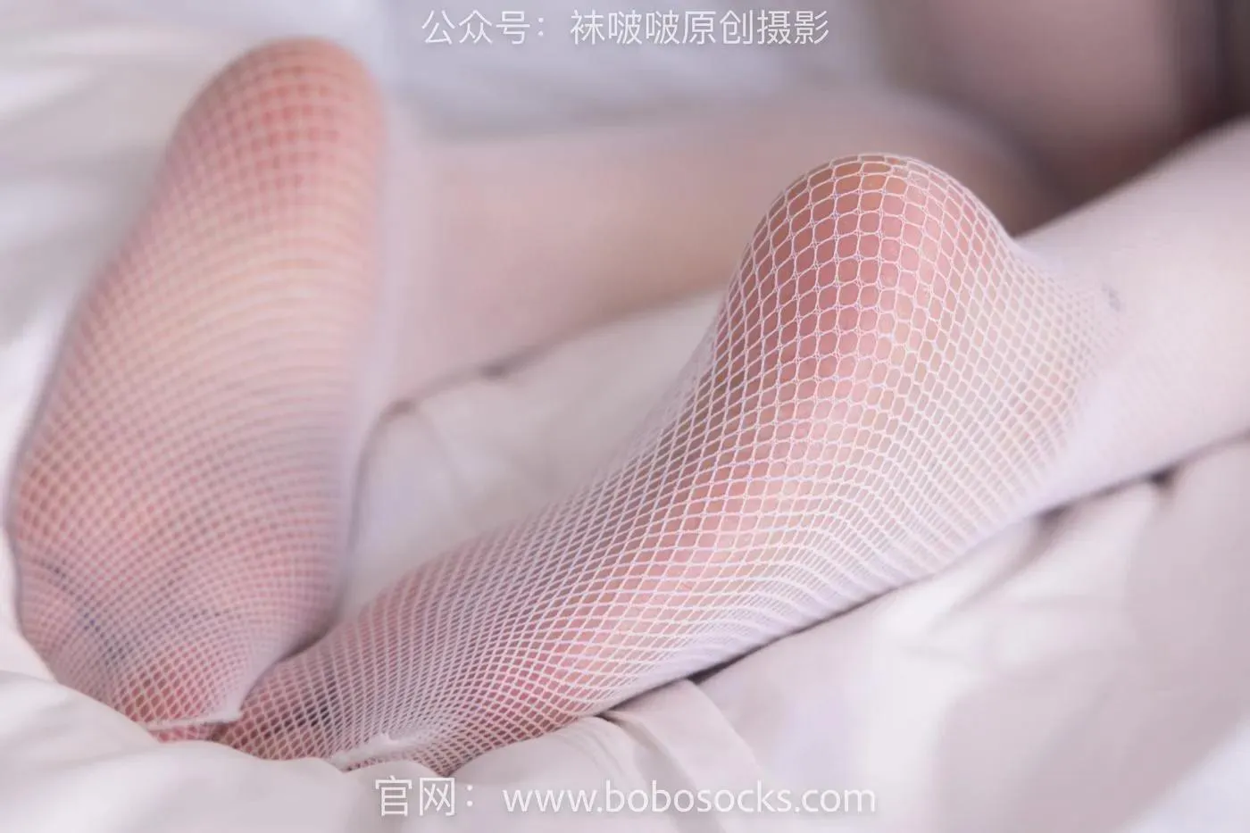 [BoBoSocks袜啵啵]NO.156 小甜豆稚予-高跟凉鞋、黑渔网袜、白渔网袜、珠光咖丝肉丝 [138P]插图1